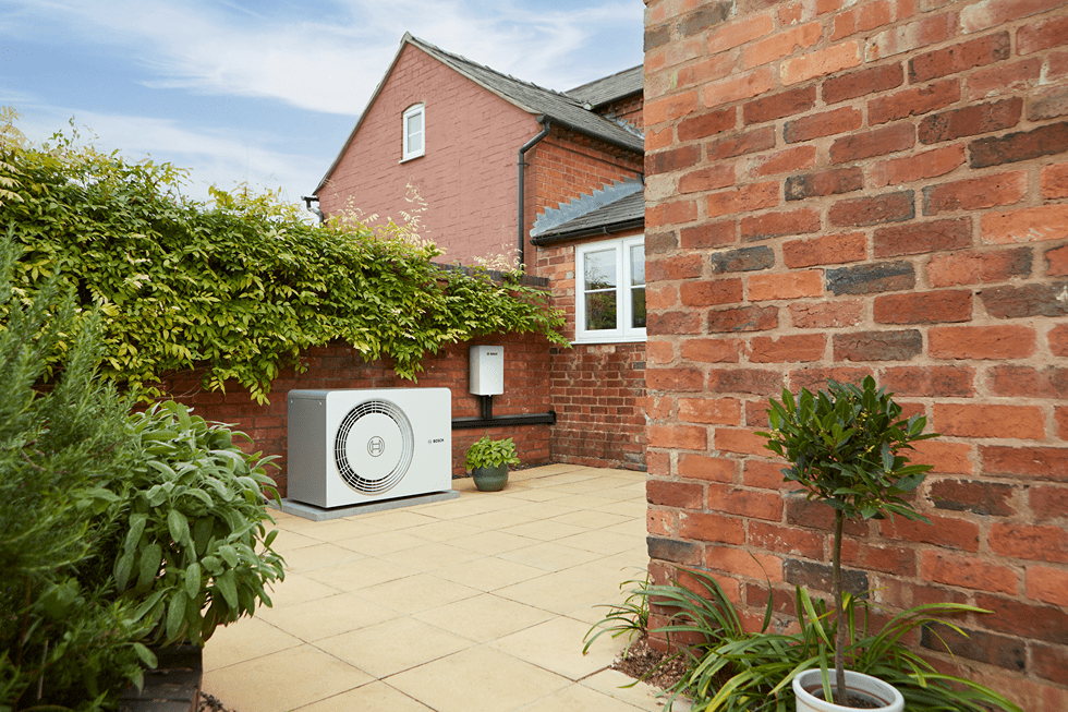 Worcester Bosch introduces the CS5800i Hybrid Heat Pump, combining a heat pump and boiler for seamless, low-carbon heating. It adapts to homeowners' needs and allows versatile installation inside or outside the home.